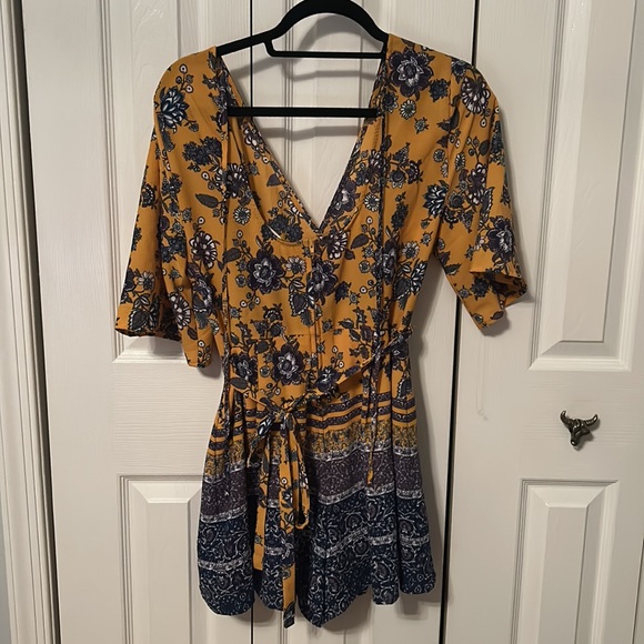 Cute Flowy romper - Picture 2 of 2